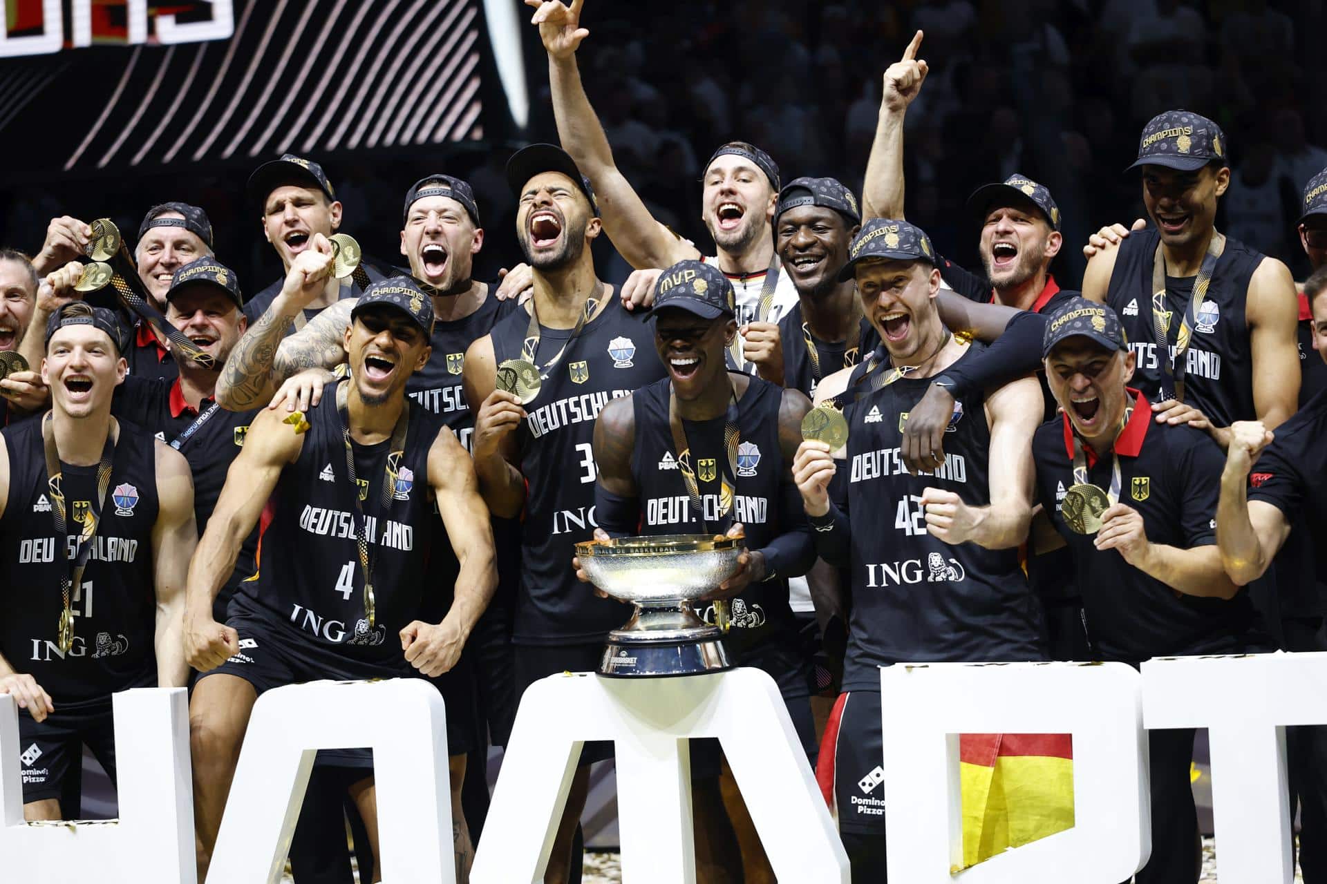 Los jugadores de la selección alemana celebran la conquista del Campeonato de Europa de baloncesto, tras derrotar a Turquía en la final disputada en Riga (Letonia). EFE/EPA/TOMS KALNINS