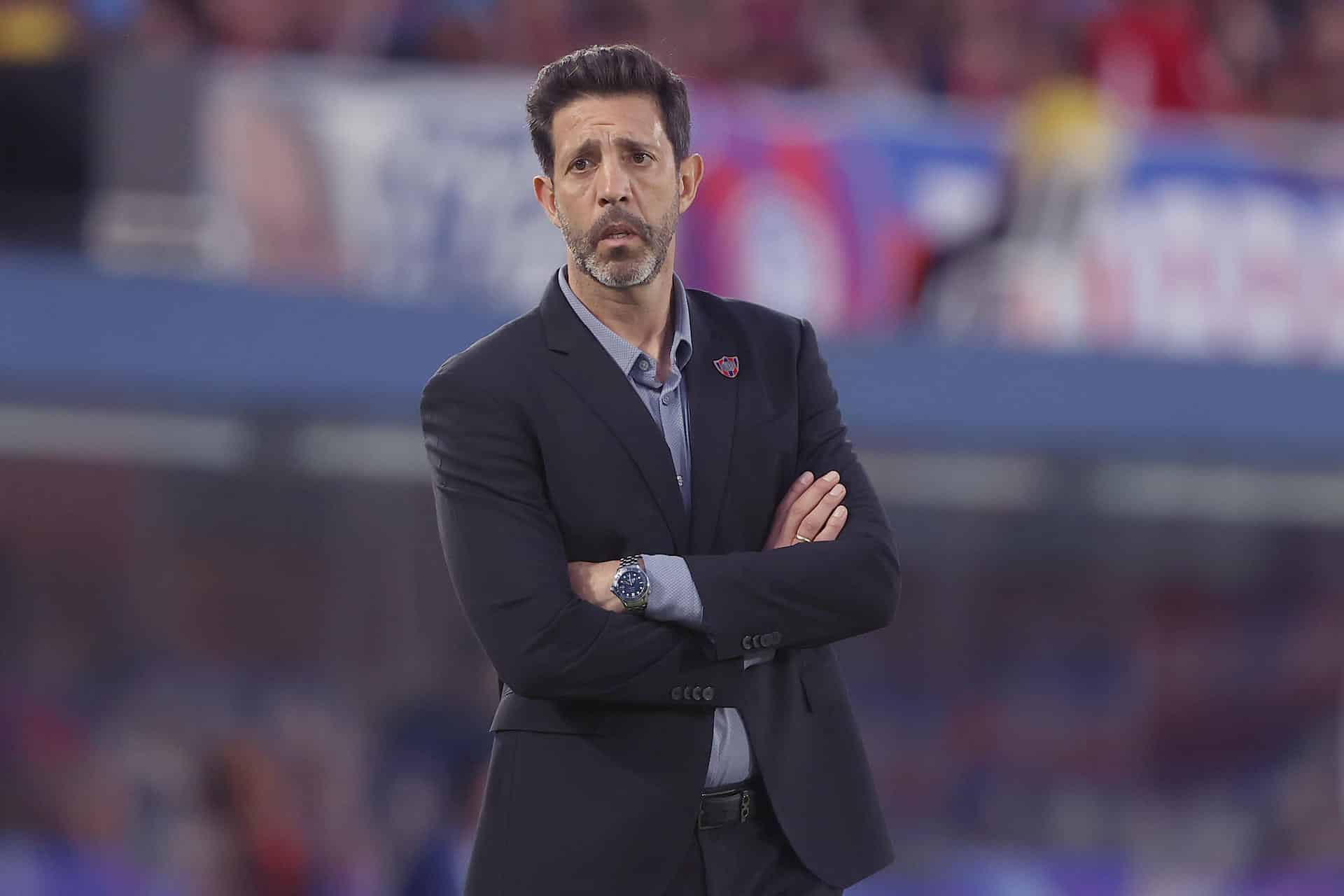 Fotografía de archivo del entrenador de Cerro Porteño, el uruguayo Jorge Bava. EFE/Juan Pablo Pino