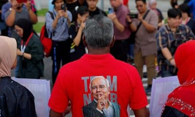 Seguidores del ex primer ministro malasio Najib Razak a las puertas del tribunal de Kuala Lumpur donde es juzgado.
EFE/EPA/FAZRY ISMAIL
