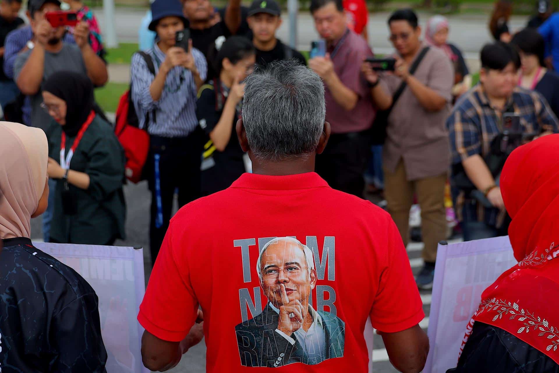 Seguidores del ex primer ministro malasio Najib Razak a las puertas del tribunal de Kuala Lumpur donde es juzgado.
EFE/EPA/FAZRY ISMAIL