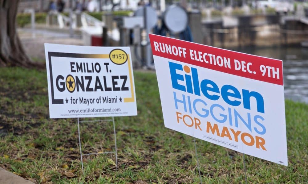Fotografía que muestra carteles electorales de los candidatos a la Alcaldía de Miami, Emilio T. González (i), y Eileen Higgins (d), este martes, colgados afuera del ayuntamiento de Miami, Florida, (EEE.UU.). EFE/ Alberto Boal