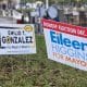 Fotografía que muestra carteles electorales de los candidatos a la Alcaldía de Miami, Emilio T. González (i), y Eileen Higgins (d), este martes, colgados afuera del ayuntamiento de Miami, Florida, (EEE.UU.). EFE/ Alberto Boal