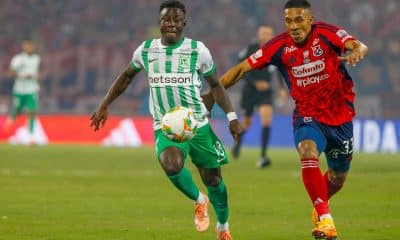 Daniel Londoño (d), de Medellín, disputa un balón con Marino Hinestroza, de Nacional, en el partido de vuelta por la final de la Copa Colombia entre Medellín y Nacional en el estadio Atanasio Girardot, en Medellín (Colombia). EFE/STR