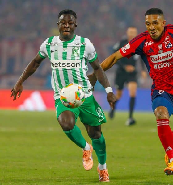 Daniel Londoño (d), de Medellín, disputa un balón con Marino Hinestroza, de Nacional, en el partido de vuelta por la final de la Copa Colombia entre Medellín y Nacional en el estadio Atanasio Girardot, en Medellín (Colombia). EFE/STR