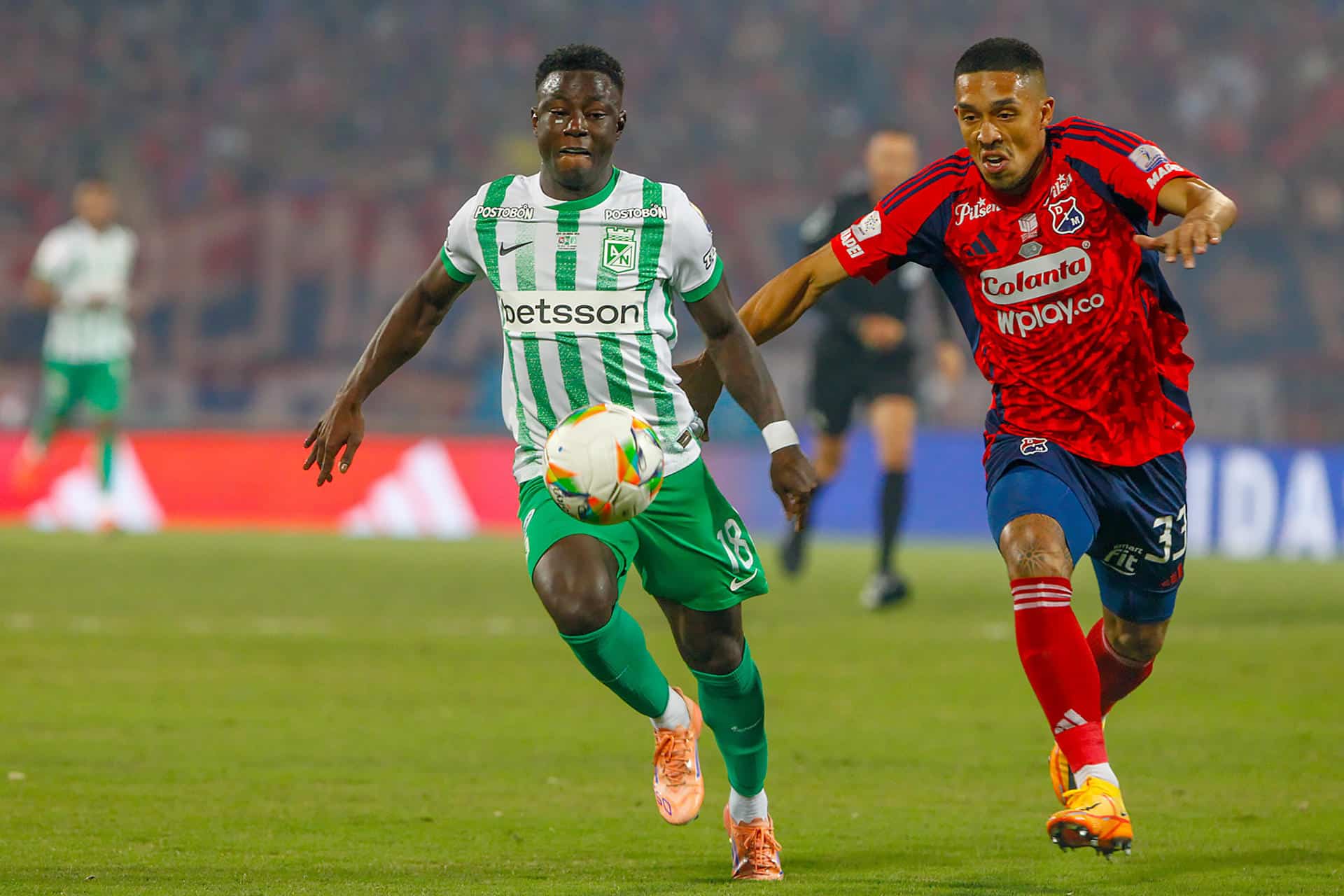 Daniel Londoño (d), de Medellín, disputa un balón con Marino Hinestroza, de Nacional, en el partido de vuelta por la final de la Copa Colombia entre Medellín y Nacional en el estadio Atanasio Girardot, en Medellín (Colombia). EFE/STR
