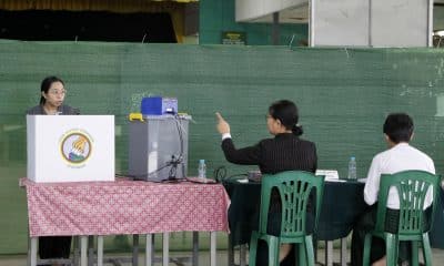 YANGON (Myanmar), 28/12/2025.- Una mujer vota en la ciudad de Rangún, Birmania EFE/EPA/NYEIN CHAN NAING
