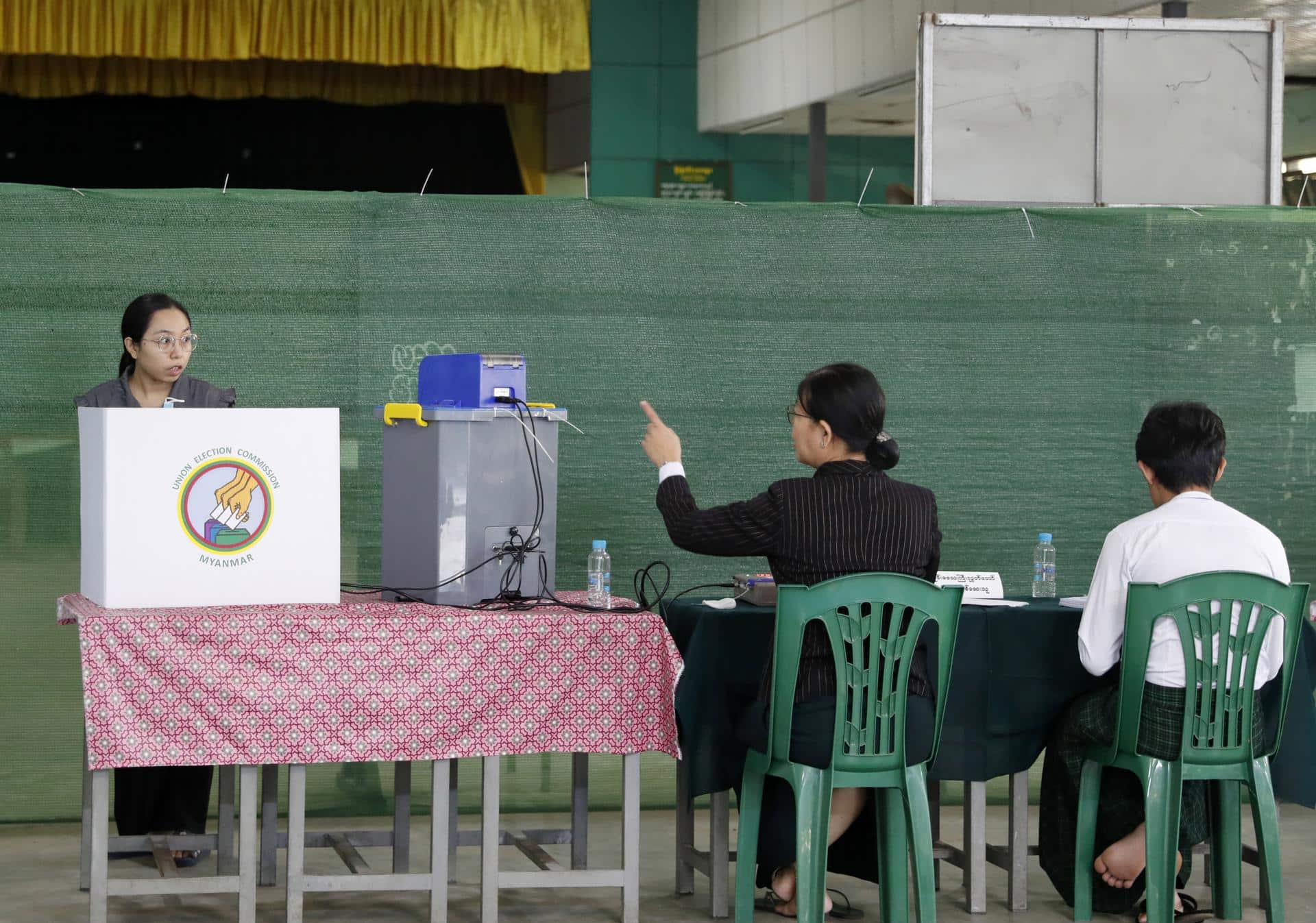 YANGON (Myanmar), 28/12/2025.- Una mujer vota en la ciudad de Rangún, Birmania EFE/EPA/NYEIN CHAN NAING