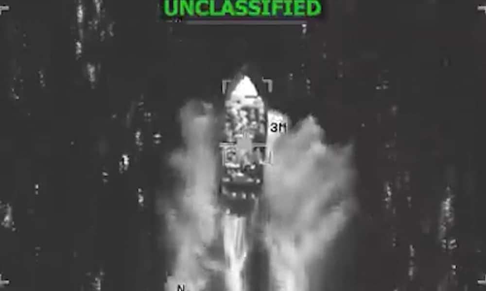 Captura de video tomada de la cuenta en X @Southcom del Comando Sur de los Estados Unidos que muestra una embarcación antes de ser atacada en aguas del océano Pacífico. EFE/ @southcom