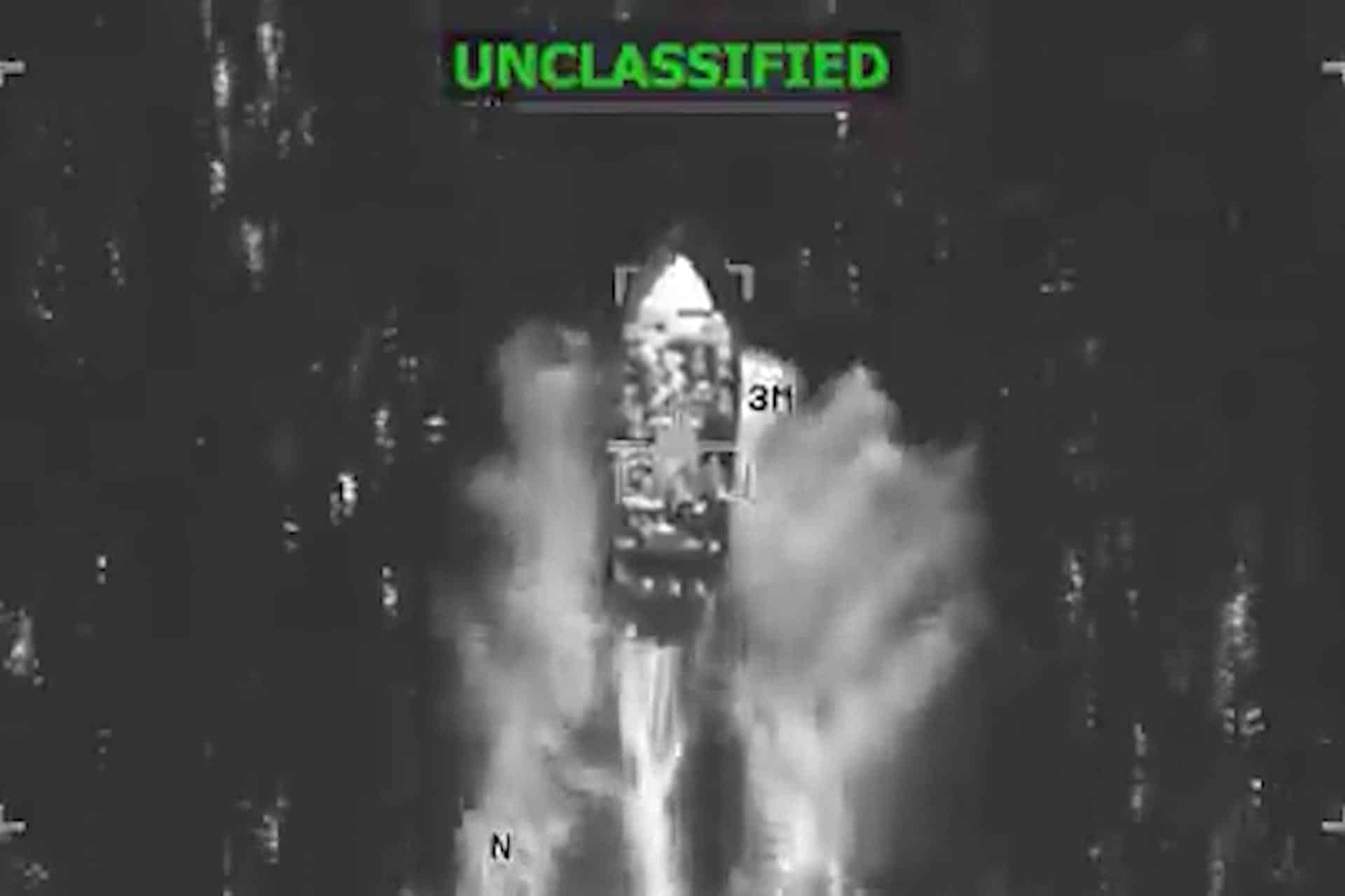 Captura de video tomada de la cuenta en X @Southcom del Comando Sur de los Estados Unidos que muestra una embarcación antes de ser atacada en aguas del océano Pacífico. EFE/ @southcom