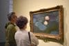 Personas observan la pintura 'Nenúfares' Claude Monet, exhibida en el Museo de Arte del Condado de Los Ángeles (LACMA) este viernes, en Los Ángeles (EE.UU.). EFE/ Mónica Rubalcava
