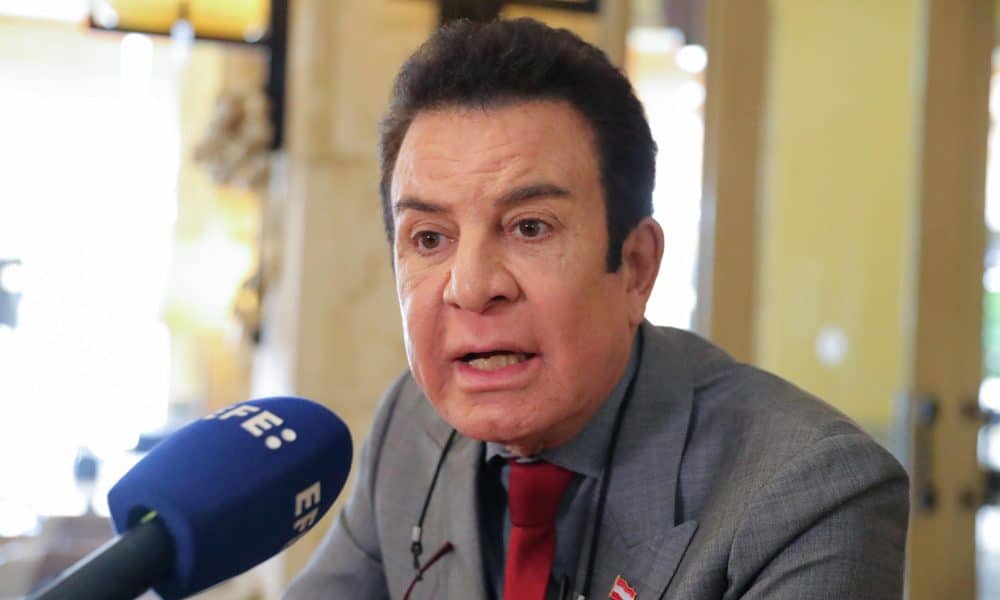 El candidato a la Presidencia de Honduras por el conservador Partido Liberal, Salvador Nasralla, fue captado este viernes, 5 de diciembre, durante una entrevista con EFE, en Tegucigalpa (Honduras). EFE/Gustavo Amador