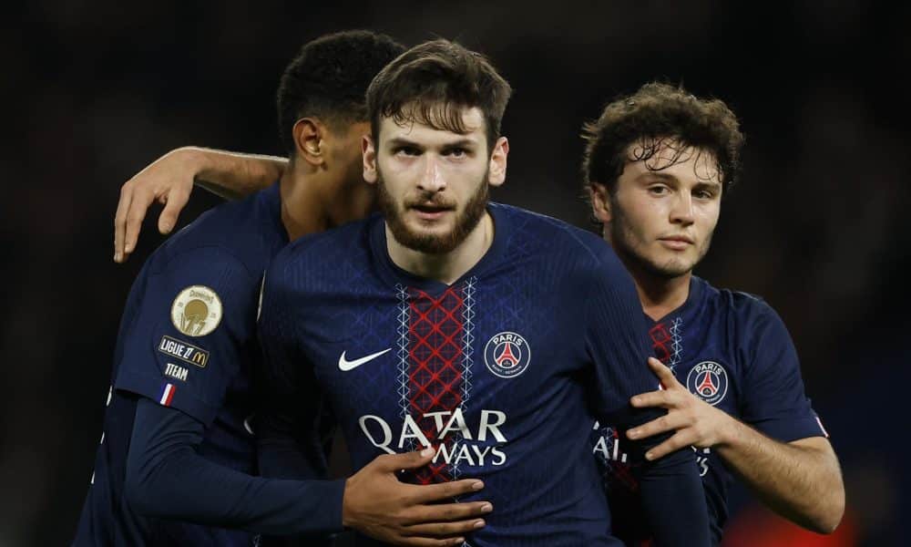 El extremo georgiano Khvicha Kvaratskhelia (C), del PSG, celebra el 3-0 durante el partido de la Ligue 1 que han jugado Paris Saint Germain y Stade Rennais FC en París, Francia. EFE/EPA/YOAN VALAT