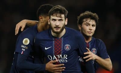 El extremo georgiano Khvicha Kvaratskhelia (C), del PSG, celebra el 3-0 durante el partido de la Ligue 1 que han jugado Paris Saint Germain y Stade Rennais FC en París, Francia. EFE/EPA/YOAN VALAT