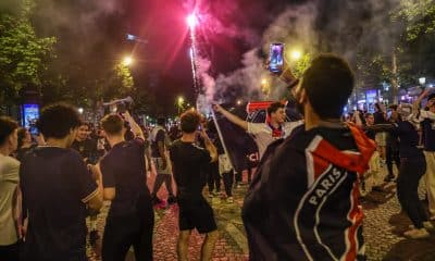 Foto de archivo de aficionados del Paris Saint Germain celebrando en los Campos Elíseos la conquista de la Liga de Campeones. EFE/EPA/CHRISTOPHE PETIT TESSON
