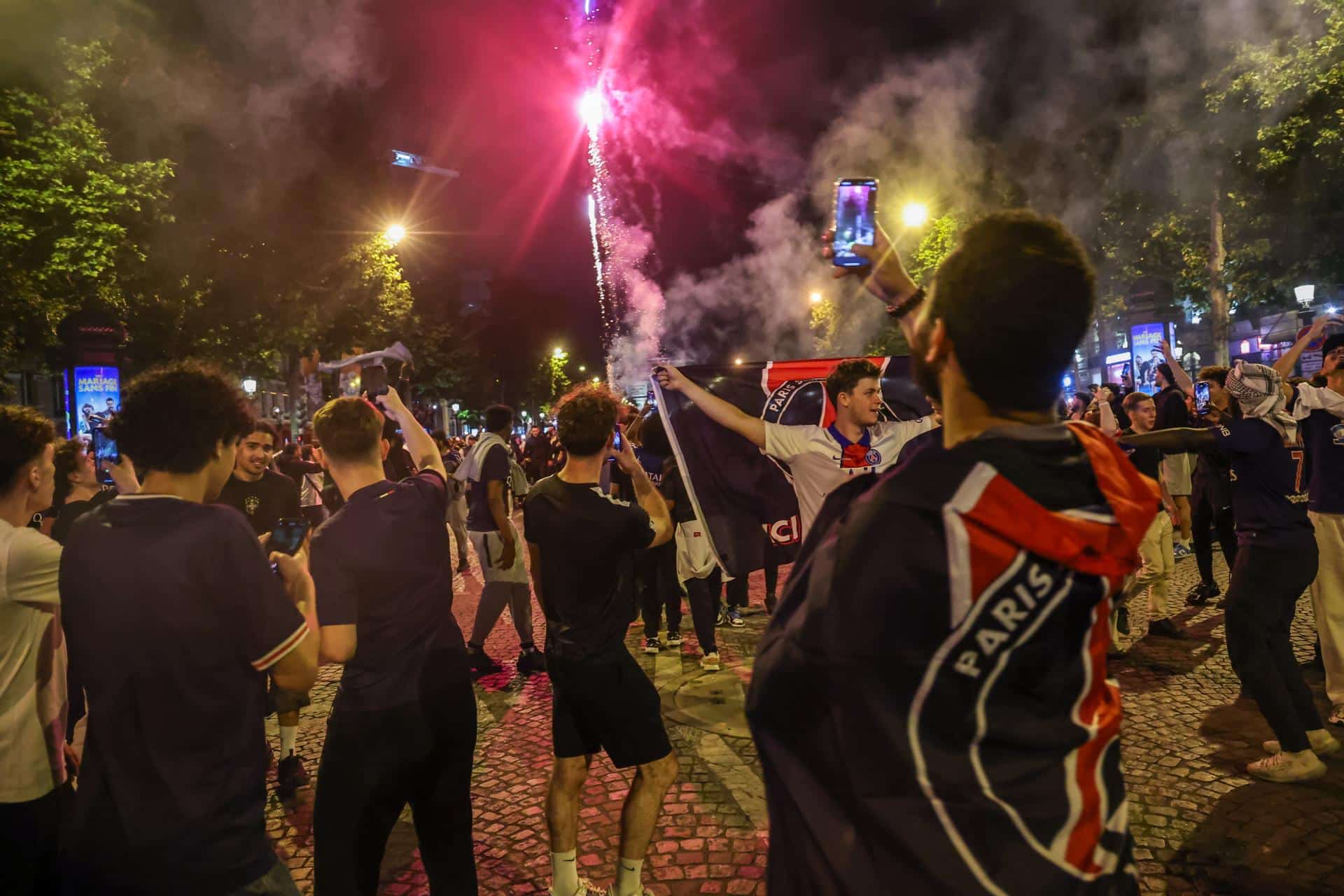 Foto de archivo de aficionados del Paris Saint Germain celebrando en los Campos Elíseos la conquista de la Liga de Campeones. EFE/EPA/CHRISTOPHE PETIT TESSON