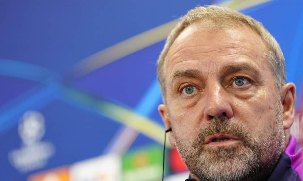 El entrenador del FC Barcelona, Hansi Flick, durante la rueda de prensa posterior al entrenamiento llevado a cabo en la ciudad deportiva Joan Gamper. EFE/Alejandro García