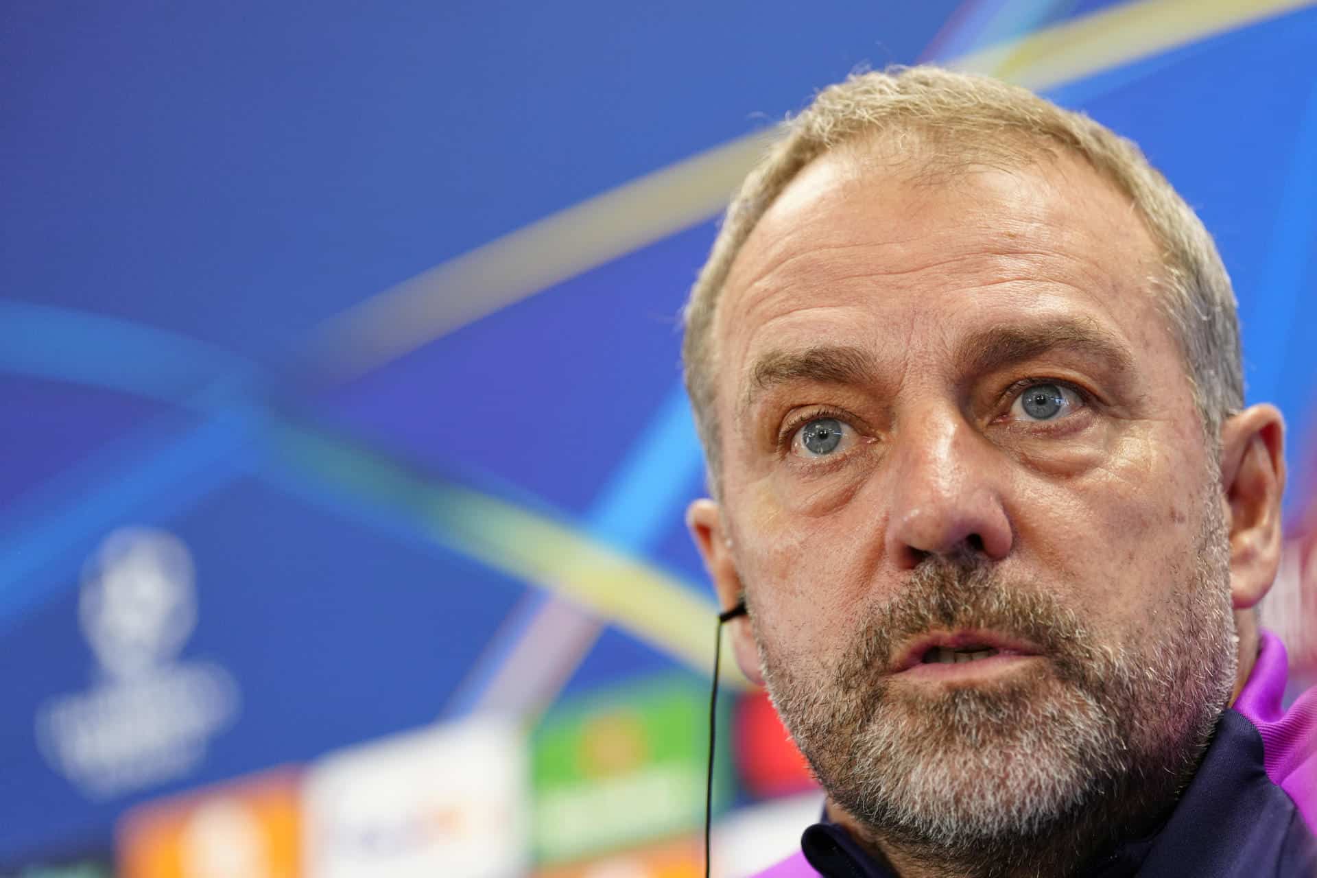 El entrenador del FC Barcelona, Hansi Flick, durante la rueda de prensa posterior al entrenamiento llevado a cabo en la ciudad deportiva Joan Gamper. EFE/Alejandro García