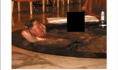Fotografía sin fecha específica de toma, publicada por el Departamento de Justicia de Estados Unidos (DOJ) dentro de los archivos del caso del pederasta Jeffrey Epstein donde aparece el expresidente de Estados Unidos Bill Clinton en un jacuzzi, acompañado por otra persona cuyo rostro fue tapado. EFE/ Departamento de Justicia de Estados Unidos (DOJ) /