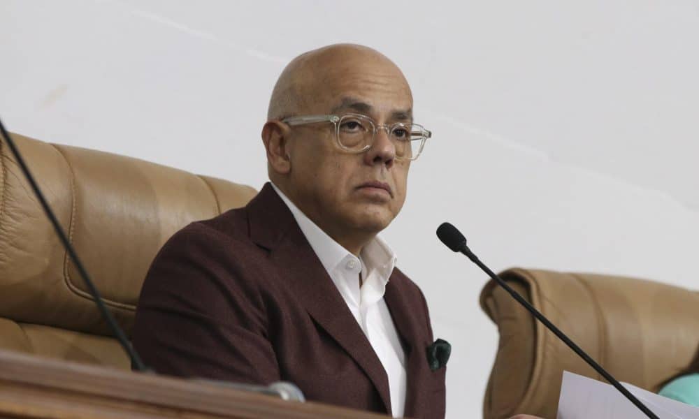 Fotografía cedida donde se observa al presidente del organismo, Jorge Rodriguez (c), durante una sesión este martes, en el Palacio Federal Legislativo, en Caracas (Venezuela). EFE/ Prensa Asamblea Nacional de Venezuela