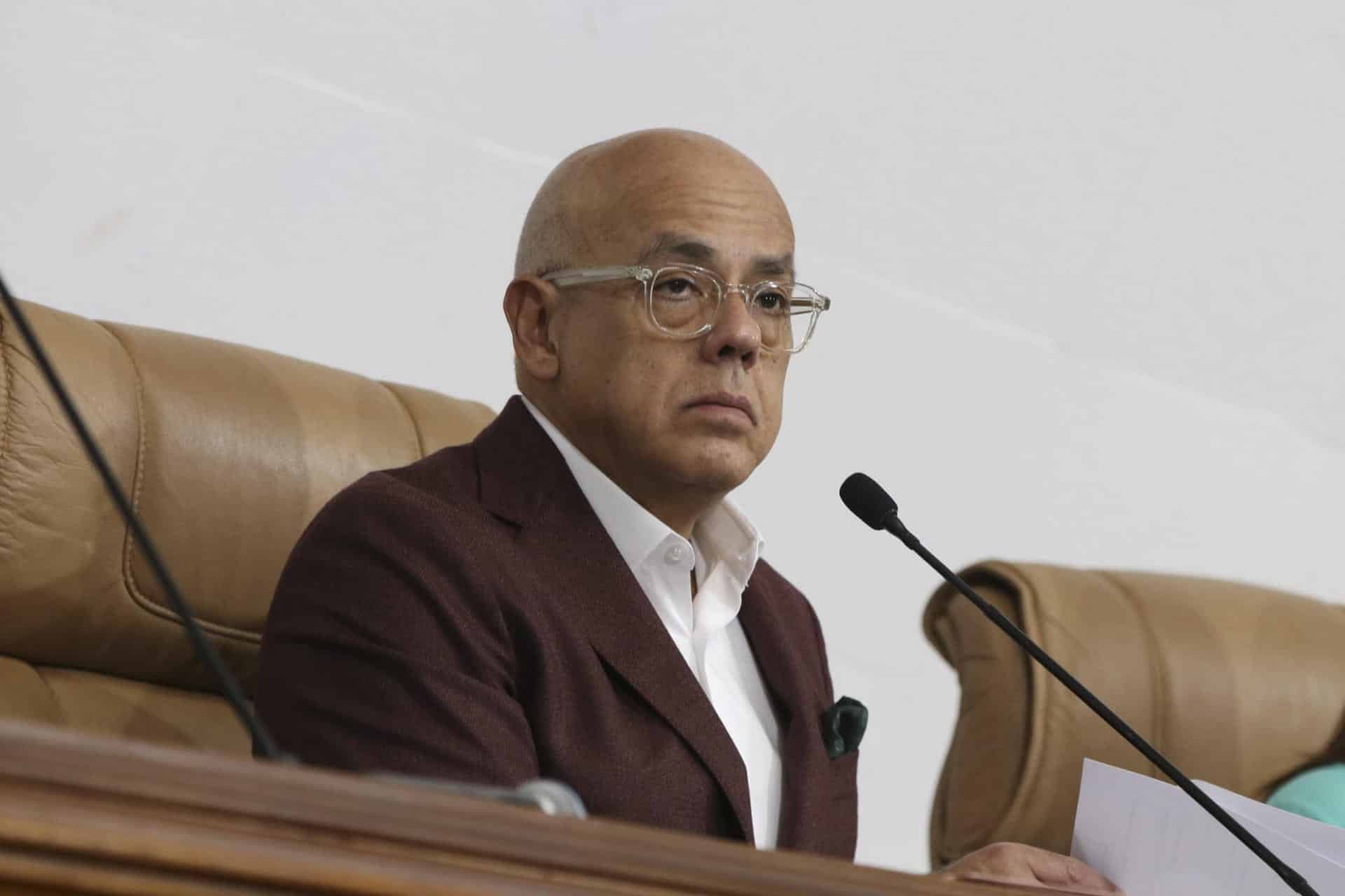 Fotografía cedida donde se observa al presidente del organismo, Jorge Rodriguez (c), durante una sesión este martes, en el Palacio Federal Legislativo, en Caracas (Venezuela). EFE/ Prensa Asamblea Nacional de Venezuela