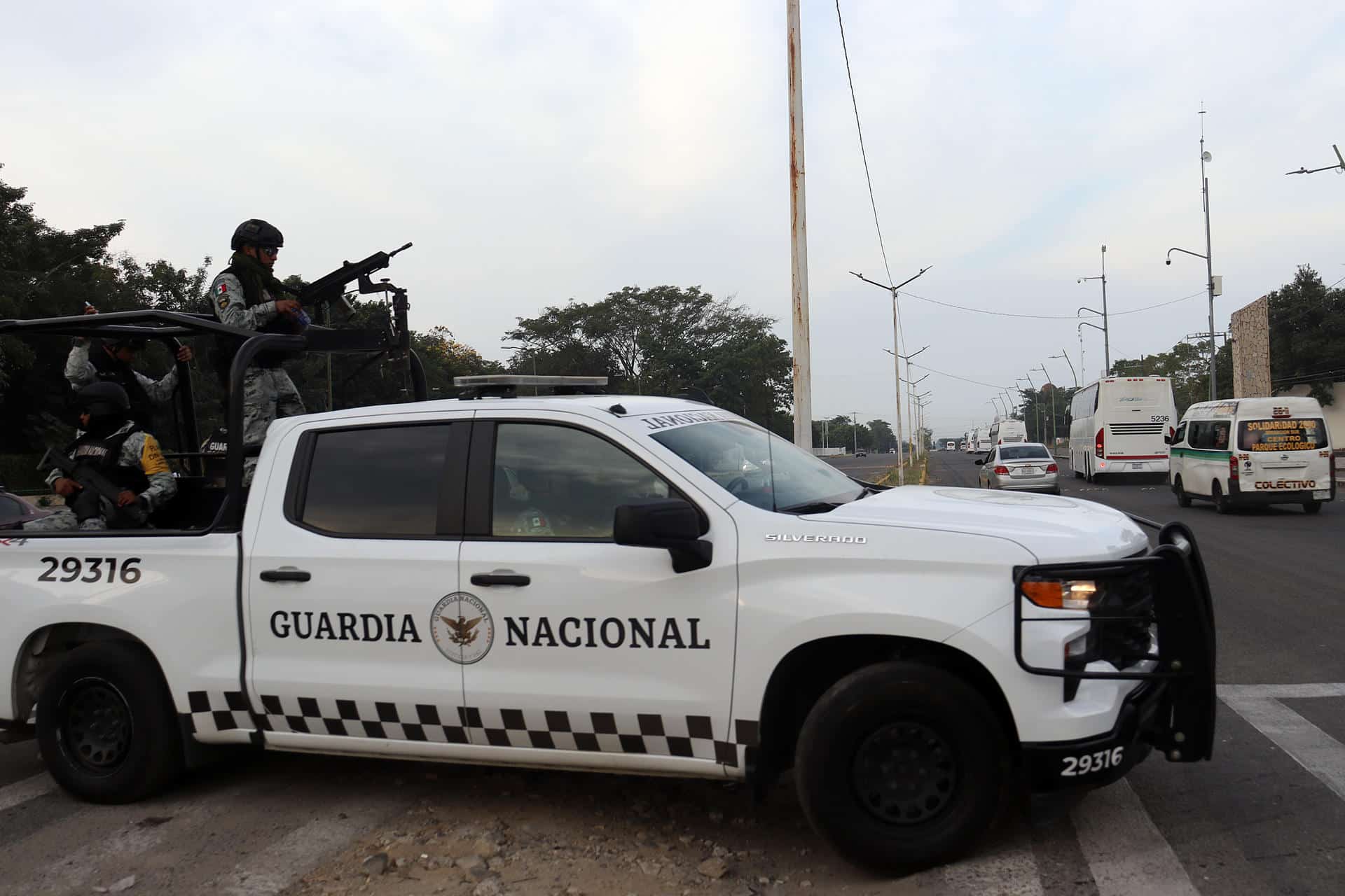Integrantes de la Guardia Nacional (GN) mexicana vigilan una avenida en Chiapas, México. Imagen de archivo. EFE/ Juan Manuel Blanco