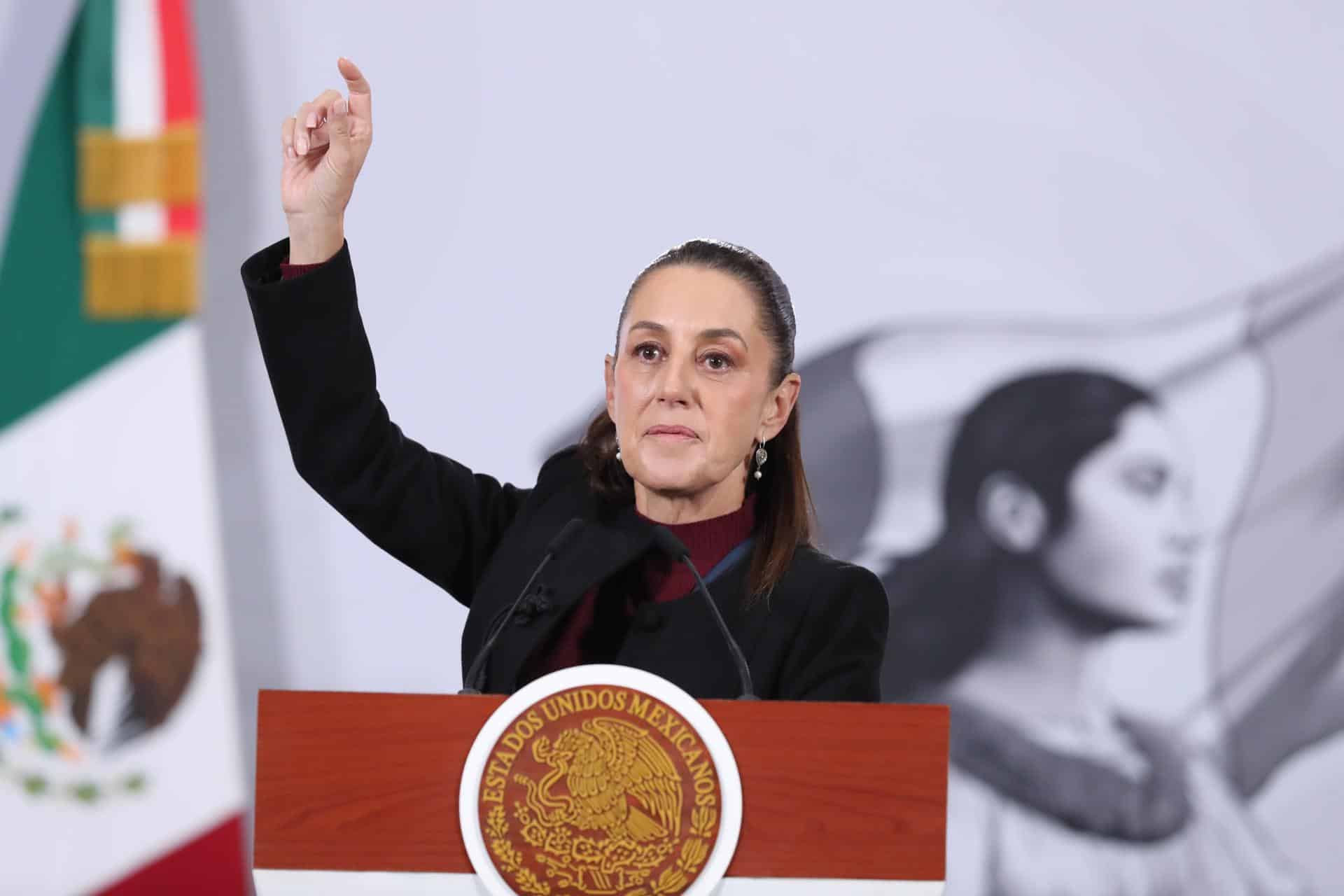 La presidenta de México, Claudia Sheinbaum, reacciona durante una rueda de prensa este viernes, en el Palacio Nacional de Ciudad de México (México). EFE/ Mario Guzmán