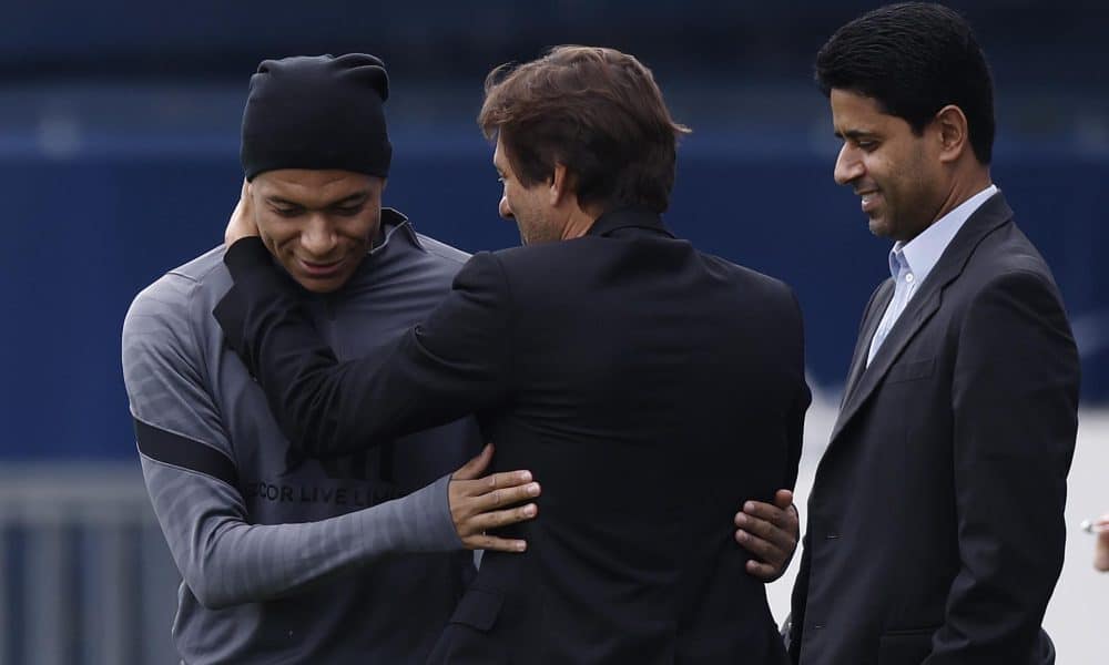 El exjugador del PSG junto al anterior director deportivo Leonardo (C) y el dueño del club NAsser Al Khelaifi. EFE/EPA/YOAN VALAT