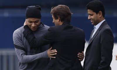 El exjugador del PSG junto al anterior director deportivo Leonardo (C) y el dueño del club NAsser Al Khelaifi. EFE/EPA/YOAN VALAT