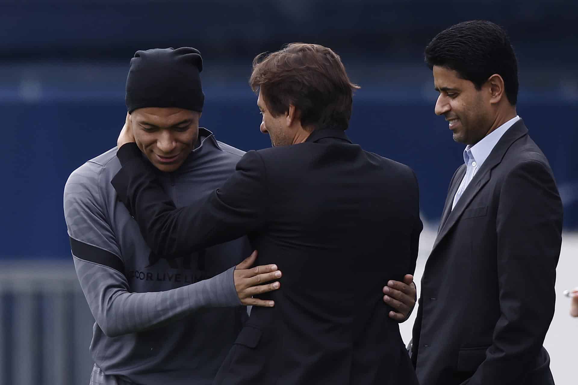 El exjugador del PSG junto al anterior director deportivo Leonardo (C) y el dueño del club NAsser Al Khelaifi. EFE/EPA/YOAN VALAT