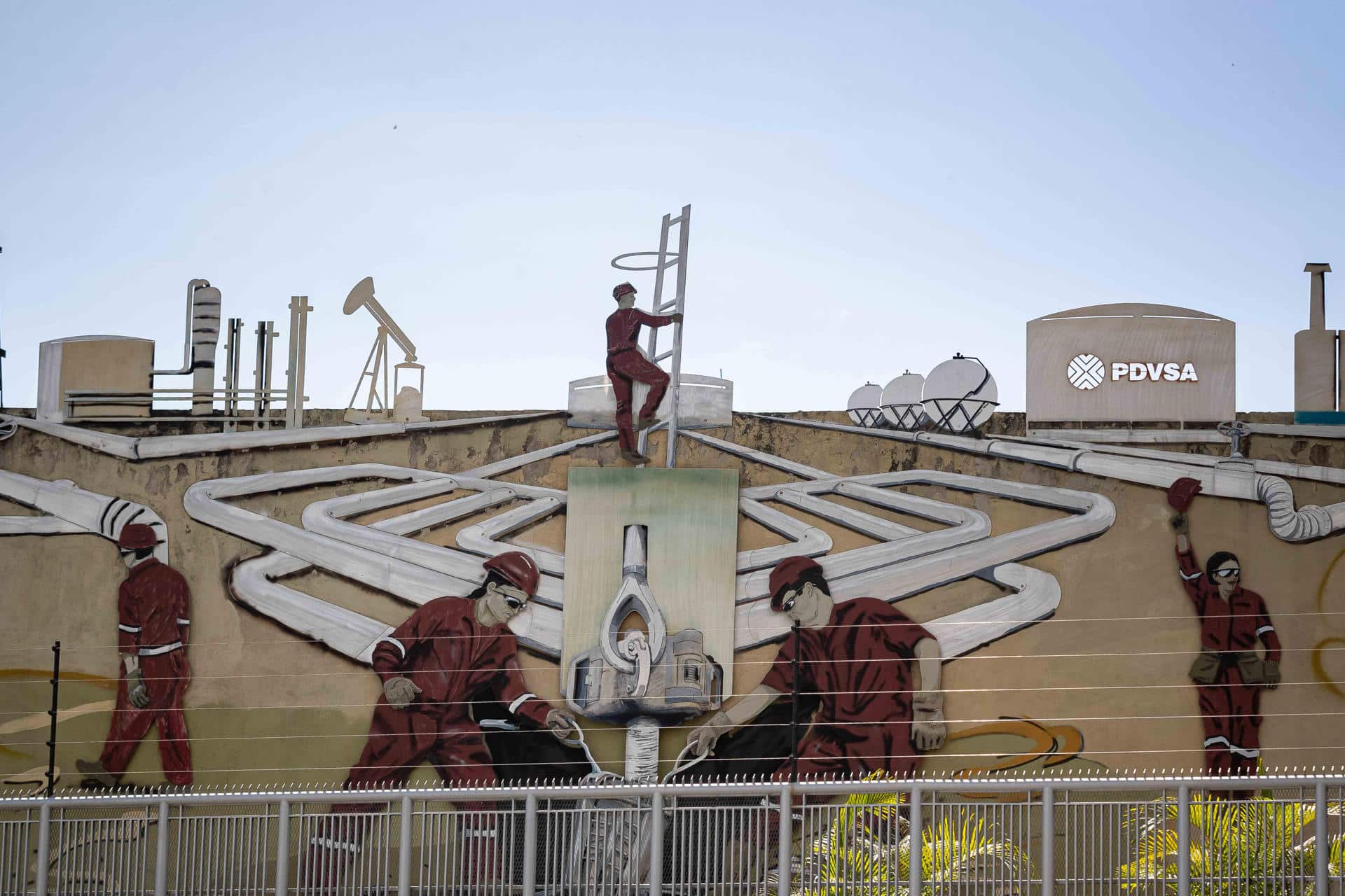 Fotografía de archivo que muestra la sede de Petróleos de Venezuela (Pdvsa) en Caracas (Venezuela). EFE/ Ronald Peña R/ ARCHIVO