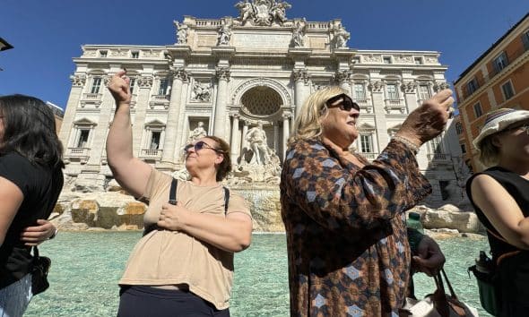 FOTO ARCHIVO. Ver de cerca la Fontana de Trevi, uno de los grandes símbolos de Roma que visitan cada día más de 10.000 personas, y cumplir con la tradición de lanzar una moneda, va a costar 2 euros "para garantizar una experiencia única" a todos los visitantes, una medida que parece contar con el apoyo de muchos turistas. EFE/Daniel Cáceres