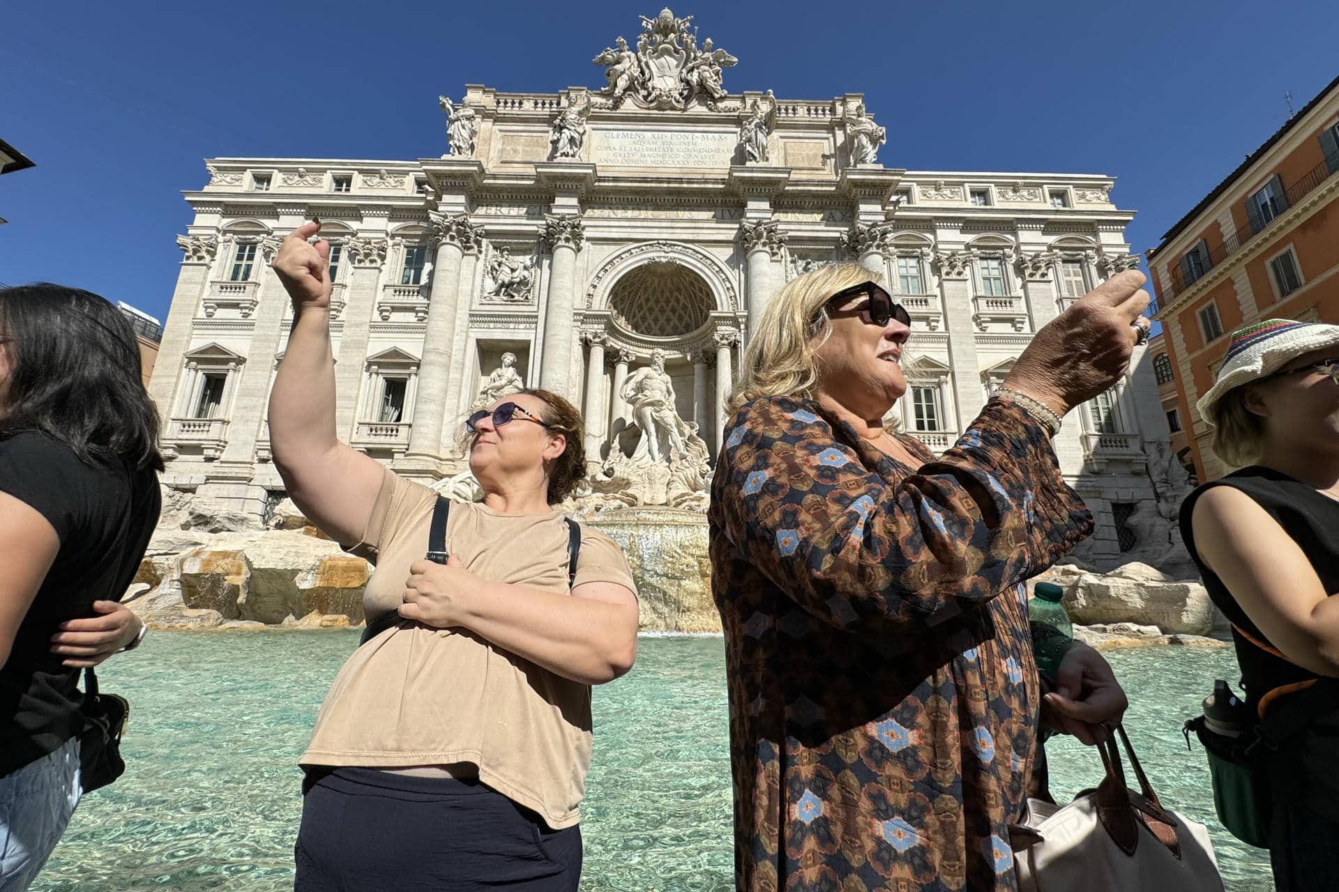 FOTO ARCHIVO. Ver de cerca la Fontana de Trevi, uno de los grandes símbolos de Roma que visitan cada día más de 10.000 personas, y cumplir con la tradición de lanzar una moneda, va a costar 2 euros "para garantizar una experiencia única" a todos los visitantes, una medida que parece contar con el apoyo de muchos turistas. EFE/Daniel Cáceres