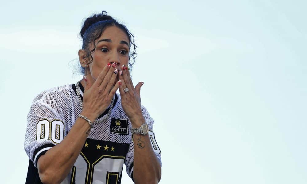 La puertorriqueña Amanda Serrano saluda a aficionados durante una rueda de prensa este martes, en la plaza del Quinto Centenario en San Juan (Puerto Rico). EFE/ Thais Llorca