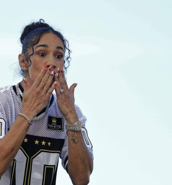 La puertorriqueña Amanda Serrano saluda a aficionados durante una rueda de prensa este martes, en la plaza del Quinto Centenario en San Juan (Puerto Rico). EFE/ Thais Llorca