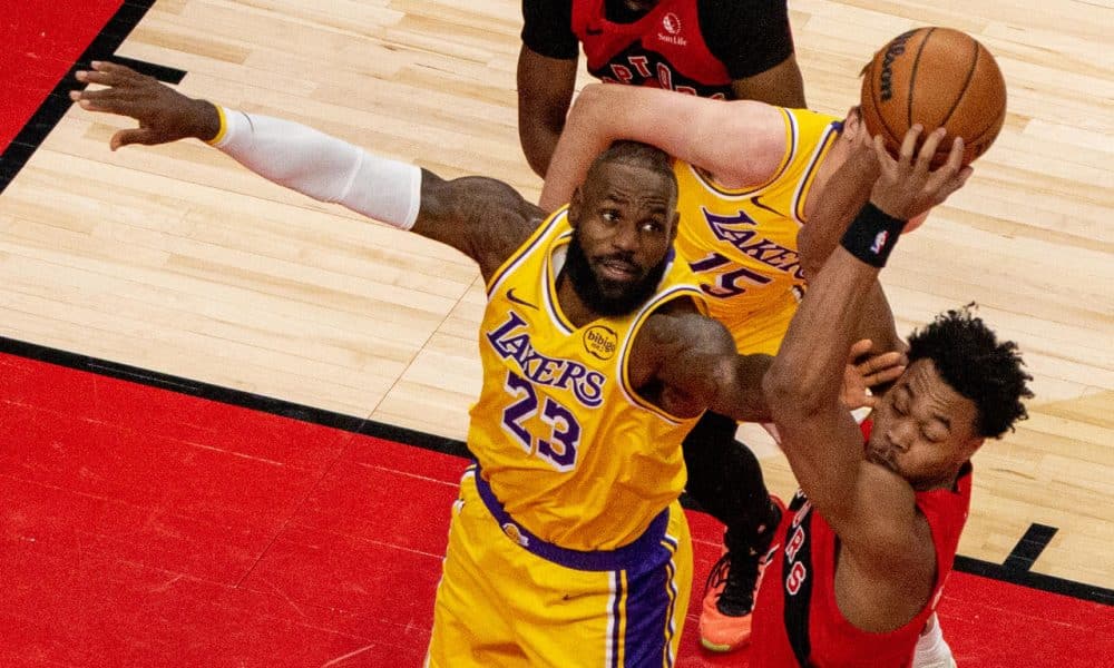 Scottie Barnes (d) de Toronto disputa un balón con el astro de los Lakers, LeBron James, este jueves, en el partido jugado en el Scotiabank Arena en Toronto. EFE/ Julio Cesar Rivas