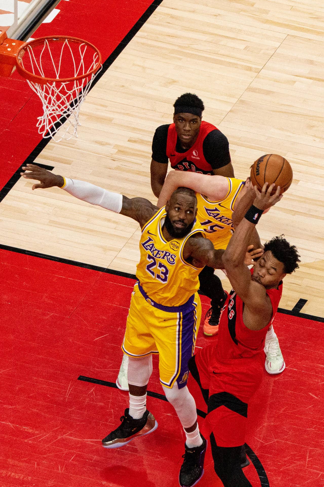 Scottie Barnes (d) de Toronto disputa un balón con el astro de los Lakers, LeBron James, este jueves, en el partido jugado en el Scotiabank Arena en Toronto. EFE/ Julio Cesar Rivas