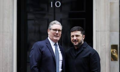 El primer ministro británico, Keir Starmer (i) saluda al presidente de Ucrania, Volodímir Zelensky, en el número 10 de Downing Street en Londres este lunes. EFE/EPA/TOLGA AKMEN