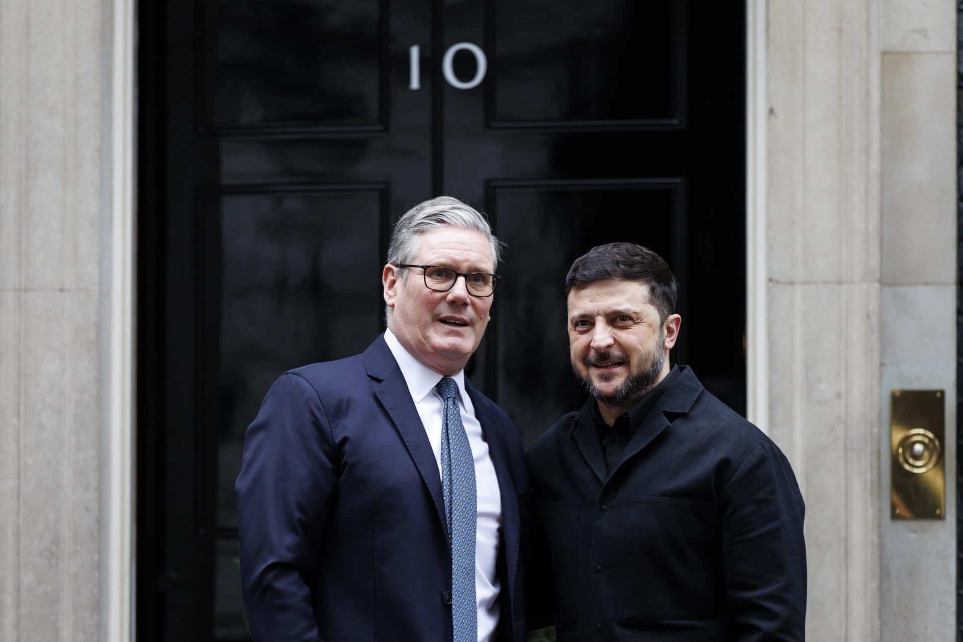 El primer ministro británico, Keir Starmer (i) saluda al presidente de Ucrania, Volodímir Zelensky, en el número 10 de Downing Street en Londres este lunes. EFE/EPA/TOLGA AKMEN
