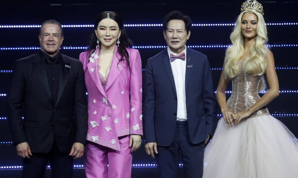 El Presidente de la Organización Miss Universo, Raúl Rocha Cantu (i), la propietaria del 50 % de Miss Universo, la tailandesa Jakkaphong 'Anne' Jakrajutatip (2-i), el director nacional en Tailandia de Miss Universo, Nawat Itsaragrisil (2-d) y Miss Universo 2024 Victoria Kjaer Theilvig de Dinamarca (i), en Bangkok (Tailandia), el 13 de marzo de 2025. EFE/EPA/NARONG SANGNAK