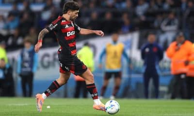 Giorgian De Arrascaeta de Flamengo controla un balón en una fotografía de archivo. EFE/ Adan González