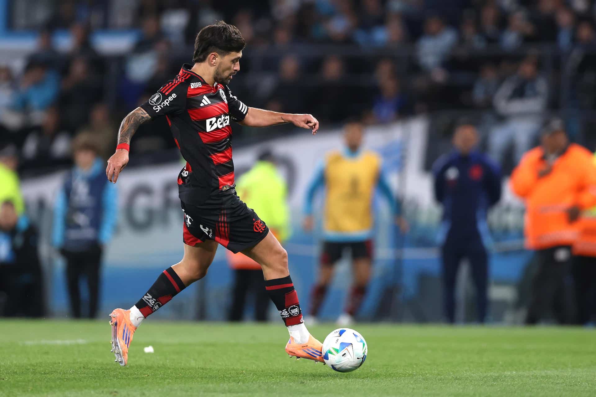 Giorgian De Arrascaeta de Flamengo controla un balón en una fotografía de archivo. EFE/ Adan González