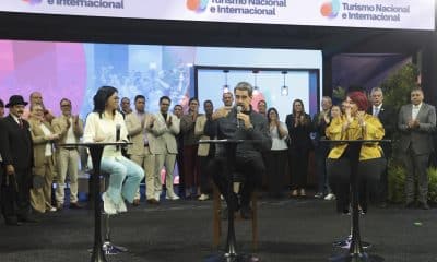 Fotografía cedida por el Palacio de Miraflores del presidente de Venezuela, Nicolás Maduro (c) acompañado de la primera dama Cilia Flores (i) y la Ministra de Turismo, Leticia Gómez Hernández, participando en un acto de gobierno, en Caracas (Venezuela). EFE/ Efrain González/ Palacio De Miraflores OBLIGATORIO)