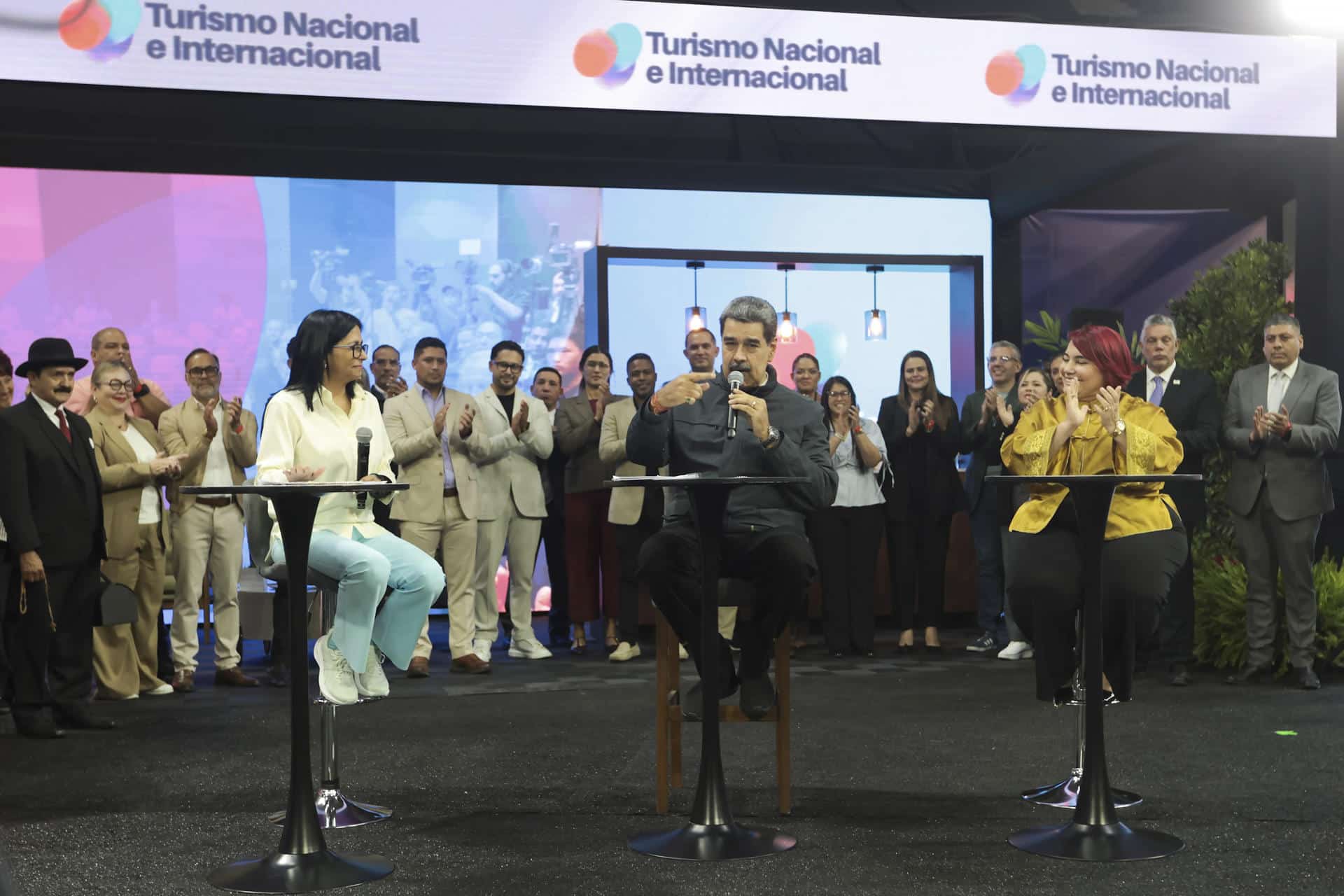 Fotografía cedida por el Palacio de Miraflores del presidente de Venezuela, Nicolás Maduro (c) acompañado de la primera dama Cilia Flores (i) y la Ministra de Turismo, Leticia Gómez Hernández, participando en un acto de gobierno, en Caracas (Venezuela). EFE/ Efrain González/ Palacio De Miraflores OBLIGATORIO)