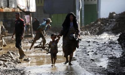 MEURUDU (Indonesia), 01/12/2025.- Residents clean up their houses from the mud in a flood-affected village in the Meureudu area, Pidie Jaya Aceh, Indonesia, 01 December 2025. According to National Disaster Management Agency Floods and landslides triggered by Tropical Cyclone Senyar have killed at least 442 people across Aceh, North Sumatra, and West Sumatra provinces. This number is expected to rise, as approximately 402 people remain uncounted for. (Inundaciones) EFE/EPA/HOTLI SIMANJUNTAK