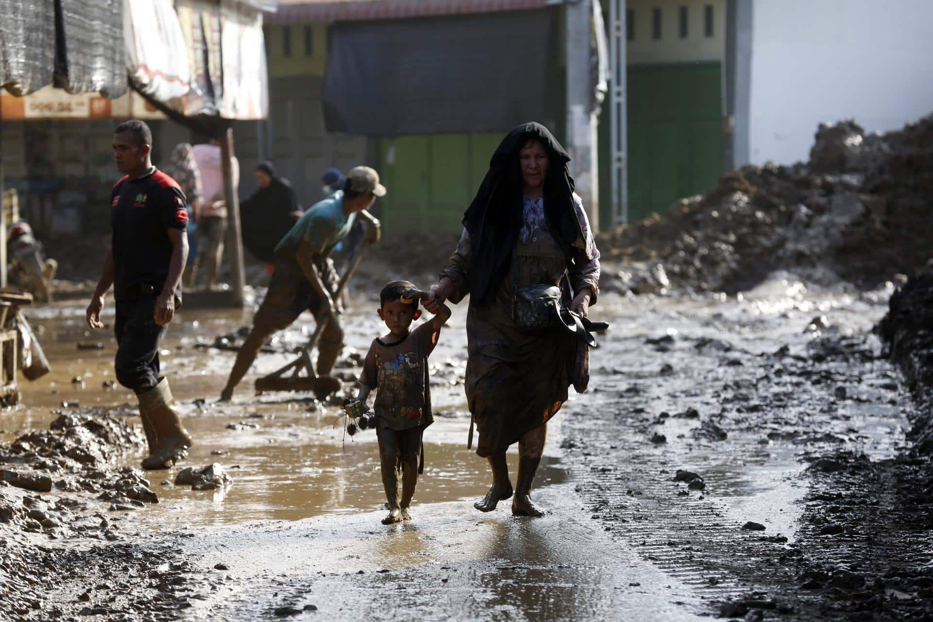 MEURUDU (Indonesia), 01/12/2025.- Residents clean up their houses from the mud in a flood-affected village in the Meureudu area, Pidie Jaya Aceh, Indonesia, 01 December 2025. According to National Disaster Management Agency Floods and landslides triggered by Tropical Cyclone Senyar have killed at least 442 people across Aceh, North Sumatra, and West Sumatra provinces. This number is expected to rise, as approximately 402 people remain uncounted for. (Inundaciones) EFE/EPA/HOTLI SIMANJUNTAK