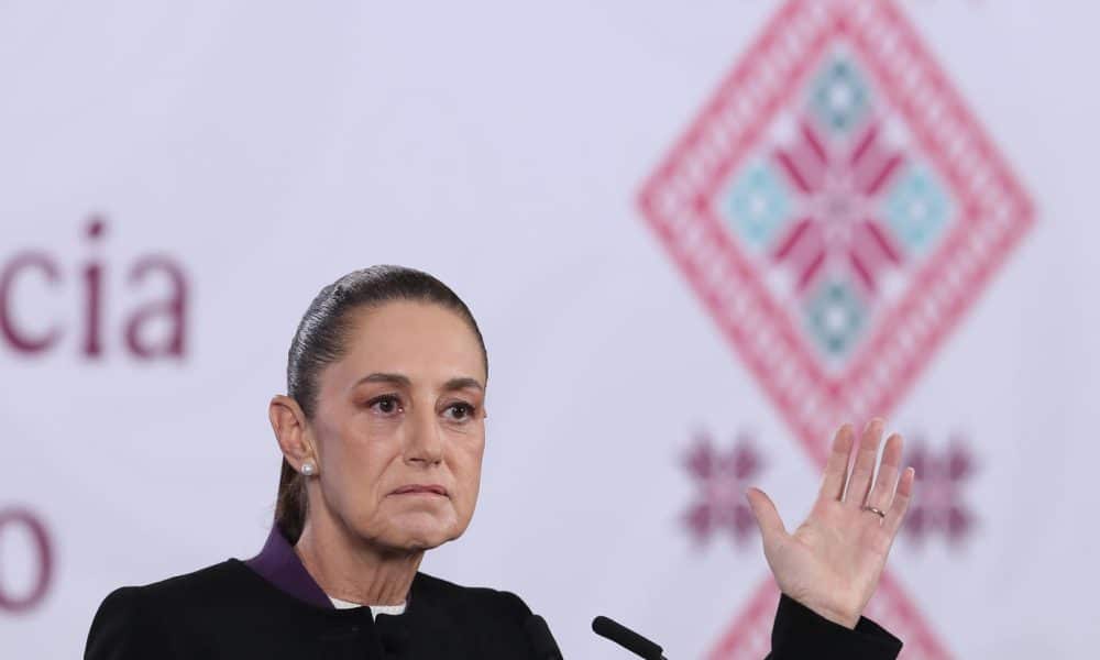 La presidenta de México, Claudia Sheinbaum, habla durante una rueda de prensa este martes, en el Palacio Nacional de Ciudad de México (México). EFE/ Mario Guzmán