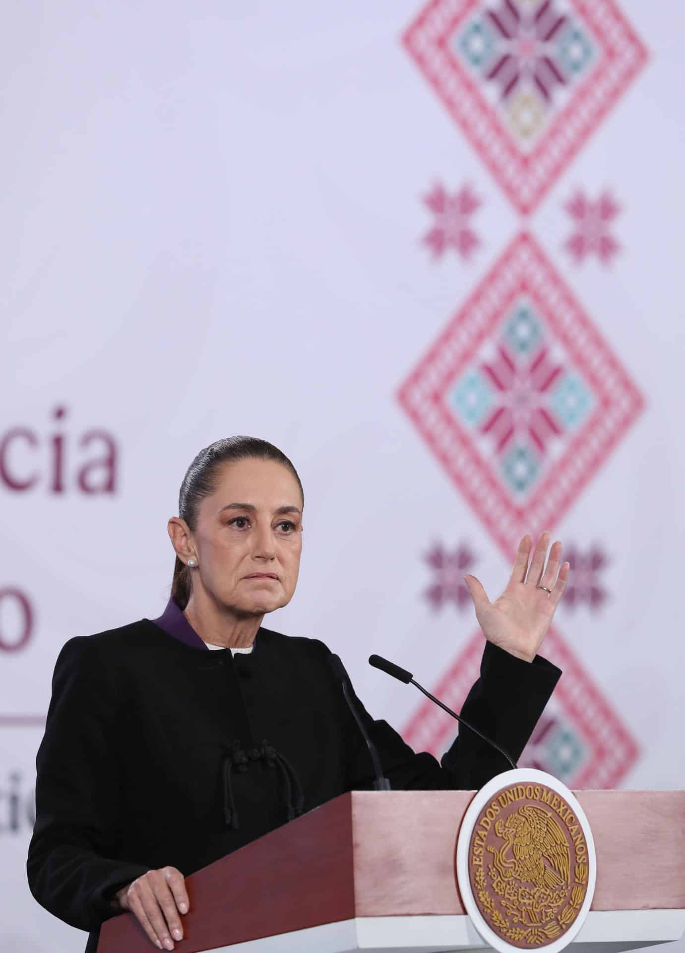 La presidenta de México, Claudia Sheinbaum, habla durante una rueda de prensa este martes, en el Palacio Nacional de Ciudad de México (México). EFE/ Mario Guzmán