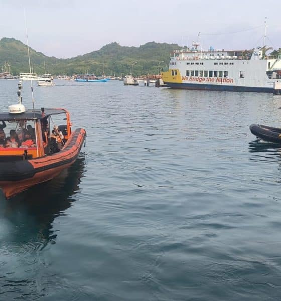 Equipos de rescate de Indonesia buscan este sábado a cuatro españoles, dos adultos y dos niños, que desaparecieron el viernes tras el naufragio de una embarcación cerca de la isla de Padar, al este de la turística Bali. El servicio de emergencia indonesio SAR ha explicado en un comunicado que los desaparecidos (una pareja y sus dos hijos) son procedentes de España, igual que otras dos personas que ya fueron rescatadas junto a cuatro tripulantes y un guía turístico. EFE/SERVICIO DE EMERGENCIA DE INDONESIA (SAR) -SOLO USO EDITORIAL/SOLO DISPONIBLE PARA ILUSTRAR LA NOTICIA QUE ACOMPAÑA (CRÉDITO OBLIGATORIO)-