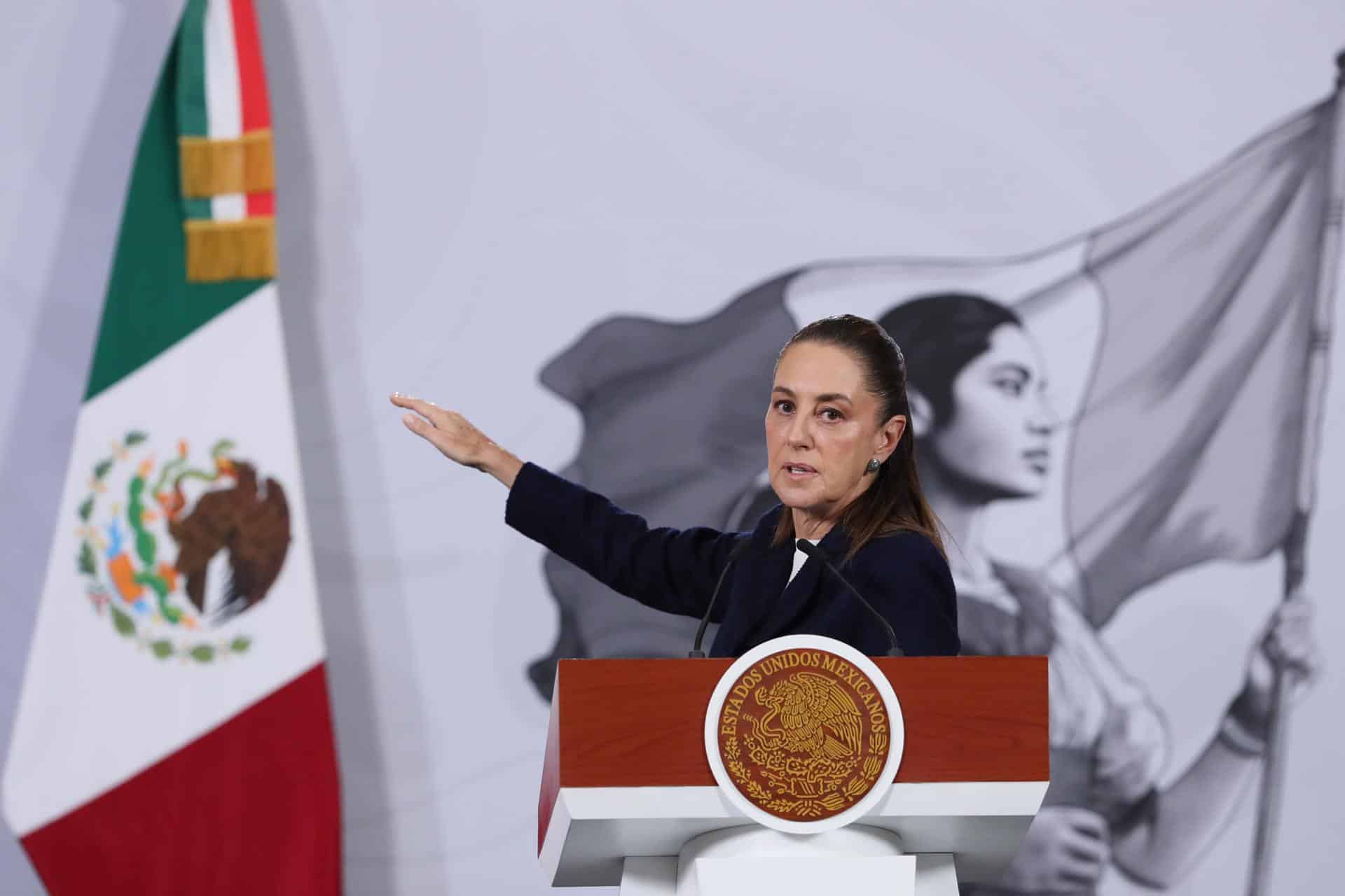 La presidenta de México, Claudia Sheinbaum habla este lunes, durante una rueda de prensa en Palacio Nacional de la Ciudad de México (México). EFE/Mario Guzmán