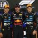 El piloto neerlandés de Red Bull Racing Max Verstappen (c) pole, el segundo clasificad el piloto británico de McLaren Lando Norris (I) y el también piloto de McLaren el australiano Oscar Piastri tras la clasificación del GP de Abu Dabi. EFE/EPA/ALI HAIDER